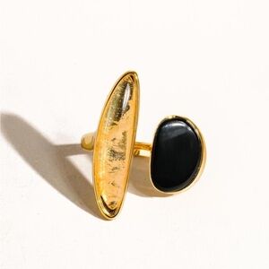 992. 18k Gold Black Agate Stone Ring